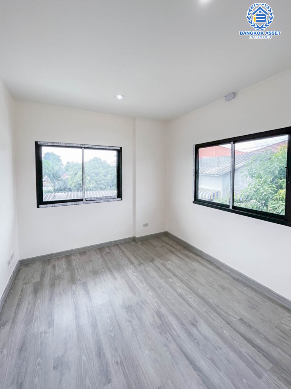 *****บ้านเดี่ยวมือสอง ม.วราภิรมย์ สุขาภิบาล5 หลังมุม เนื้อที่ 88.1 ตร.ว. ฟังก์ชัน 3 ห้องนอน 3 ห้องน้ำ จอดรถได้ 2 คัน บนทำเลเชื่อมต่อหลายเส้นทาง ถ.รามอินทรา ถ.สายไหม และถ.พหลโยธิน ใกล้สนามบินดอนเมือง ทางด่วน "รามอินทรา" และรถไฟฟ้าสายสีเขียว "สถานีสายหยุด"